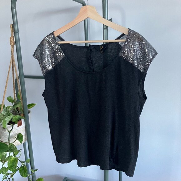 Sequin-shoulder scoopneck button-back tee in dark heathered grey - Picture 10 of 10